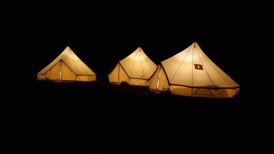 Nakšņošana glempingos jeb zvanu teltīs muižas svētkos